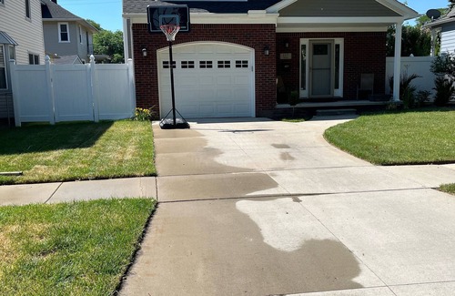 Wyandotte House | 5 star king bed newly constructed super comfortable home with a pool table