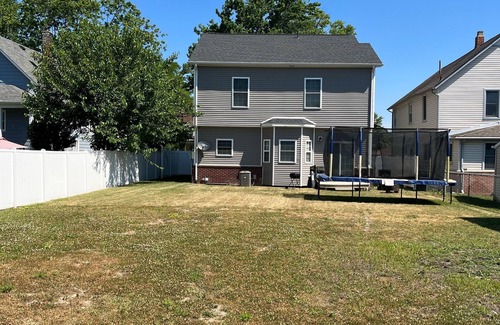 Wyandotte House | 5 star king bed newly constructed super comfortable home with a pool table