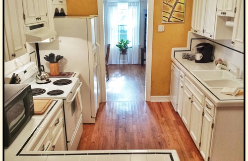 Franklin House | Dog-Friendly 5-Star Retreat in Vibrant Downtown Franklin