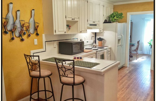 Franklin House | Dog-Friendly 5-Star Retreat in Vibrant Downtown Franklin