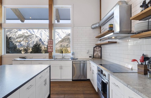 Leavenworth Cabin | Premier 5-Star Lodge Near Downtown with Family Amenities