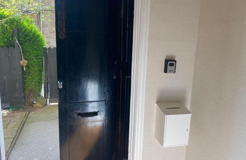 Glasgow Apartment | Elegant 3-Bedroom Garden Duplex for Memorable Getaways