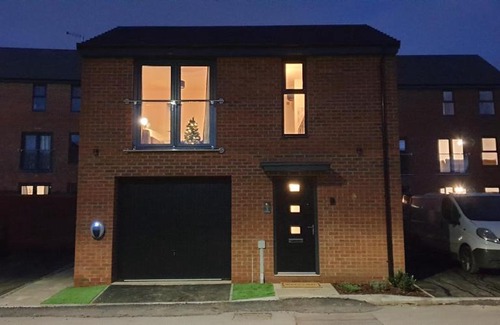 Doncaster House | Elegant 5 Star House with Lake View, Rated 9.8 by Guests