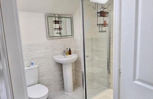 Doncaster House | Elegant 5 Star House with Lake View, Rated 9.8 by Guests