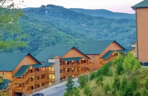 Gatlinburg Villa | Pet-Friendly 5 Star Mountain Resort with Amazing Amenities