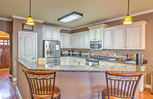 Asheville House | Top-Rated 5 Star Hotel Near Downtown & Biltmore with Pool