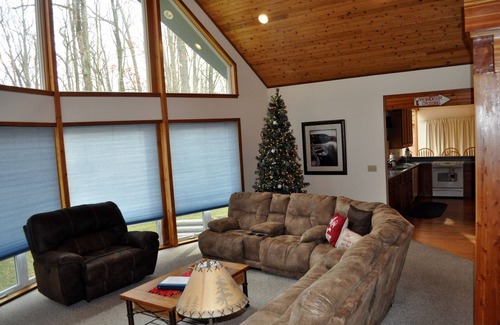 Blakeslee House | Experience 5 STAR Lake Access Chalet with Private Pool & Dock