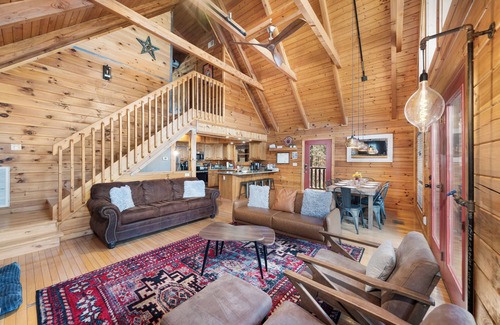 Pigeon Forge Cabin | Pet-Friendly Cabin Near Pigeon Forge with Hot Tub & Pool