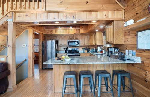 Pigeon Forge Cabin | Pet-Friendly Cabin Near Pigeon Forge with Hot Tub & Pool