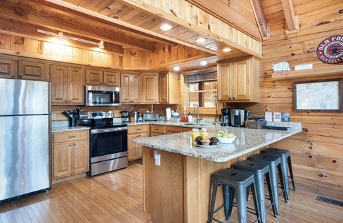 Pigeon Forge Cabin | Pet-Friendly Cabin Near Pigeon Forge with Hot Tub & Pool