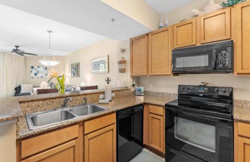 Fort Walton Beach - Destin House | Beachfront 5-Star Resort: King Suite with Pool & Shuttle
