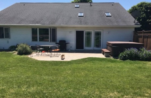 Oshkosh House | Guest Rated 10/10: Spacious 5-Bedroom Home with Hot Tub