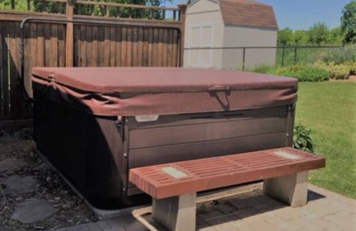 Oshkosh House | Guest Rated 10/10: Spacious 5-Bedroom Home with Hot Tub