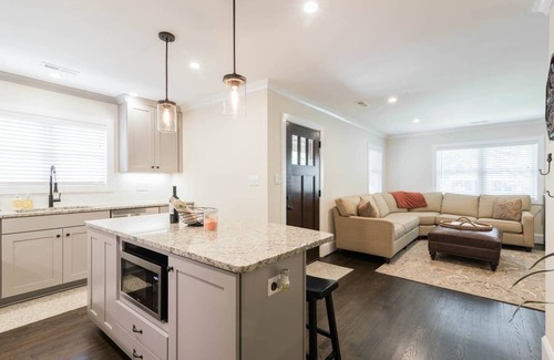 Plaza Midwood House | Discover Modern Luxury with Ocean Views Near Uptown