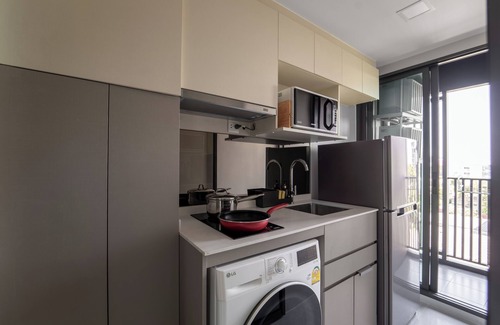 Phra Khanong Apartment | Elegant 5 Star Apartment with Infinity Pool and Gym Access