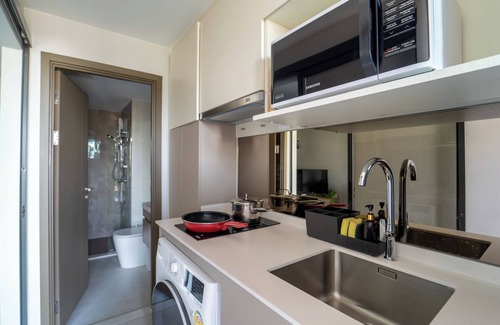 Phra Khanong Apartment | Elegant 5 Star Apartment with Infinity Pool and Gym Access