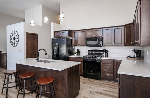 Buffalo Ridge House | Elegant 5-Star Townhome with Pool and Spa Amenities