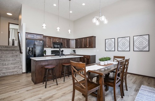 Buffalo Ridge House | Elegant 5-Star Townhome with Pool and Spa Amenities