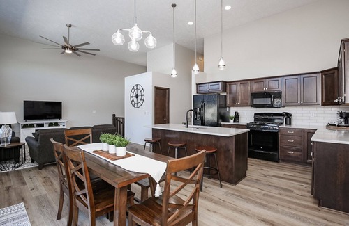 Buffalo Ridge House | Elegant 5-Star Townhome with Pool and Spa Amenities