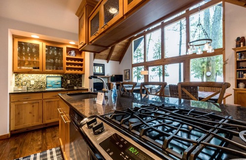 Sturgeon Bay House | Lakefront Getaway: 10/10 Rated with Pool & Breakfast