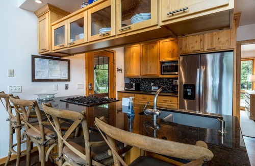 Sturgeon Bay House | Lakefront Getaway: 10/10 Rated with Pool & Breakfast