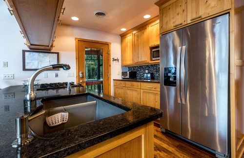 Sturgeon Bay House | Lakefront Getaway: 10/10 Rated with Pool & Breakfast