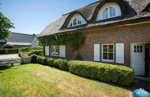 Pantow House | Experience 5 Sterne Reetdachhaus Wildröschen for Families & Pets