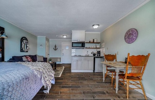 Hot Springs Hotel | Comfortable King Room at The Point with Kitchen & Family Amenities