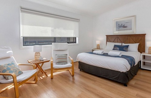 Wongarra Apartment | Whitecrest Resort: Poolside Retreat with Ocean Views