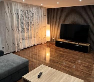 Neumuenster Villa | 5 Zimmer Haus mit Whirlpool, Grillhütte und privatem Garten, Perfekt für Gruppen oder Familien