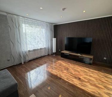 Neumuenster Villa | 5 Zimmer Haus mit Whirlpool, Grillhütte und privatem Garten, Perfekt für Gruppen oder Familien