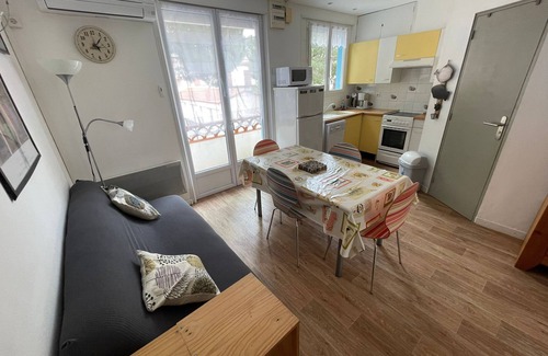Argeles Plage Apartment | Beachside Retreat: Family-Friendly Flat in Argeles sur Mer