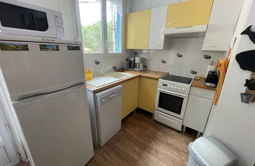 Argeles Plage Apartment | Beachside Retreat: Family-Friendly Flat in Argeles sur Mer
