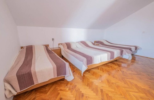 Jadranovo Apartment | Cozy 1-Bedroom Apartment with Kitchen for 4 Guests