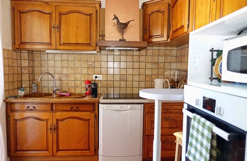 Cassis Apartment | Stylish Downtown Apartment with Ocean View & Spa Amenities