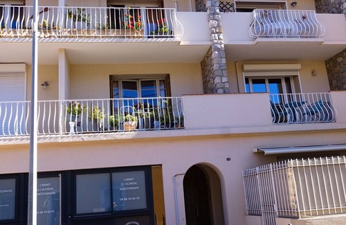 Cassis Apartment | Stylish Downtown Apartment with Ocean View & Spa Amenities