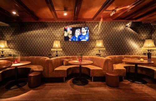 Red Light District Hostel | Spacious Hostel for 12 Guests - Rated 8/10 by Travelers