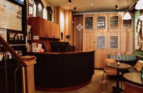 Red Light District Hostel | Spacious Hostel for 12 Guests - Rated 8/10 by Travelers
