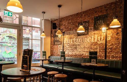 Red Light District Hostel | Spacious Hostel for 12 Guests - Rated 8/10 by Travelers