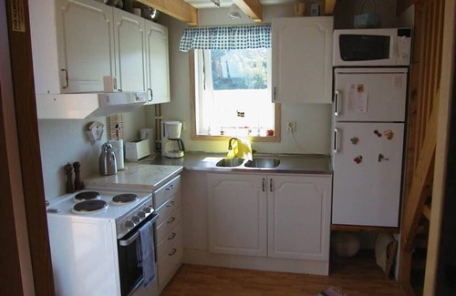Kungshamn Cottage | Cozy Cottage by the Sea with Spa and Hot Tub Amenities