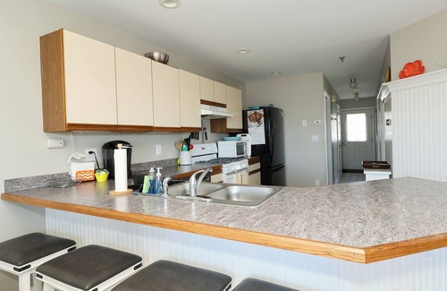 York Beach Condo | Ocean View Condo with Pool Near Long Sands Beach