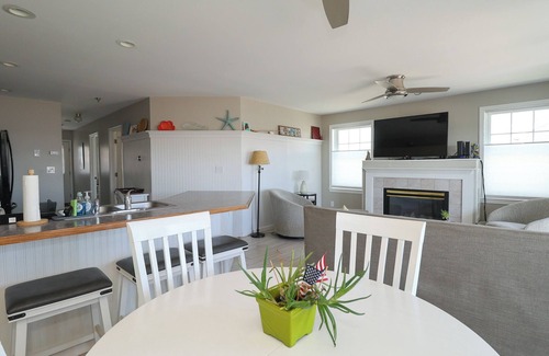 York Beach Condo | Ocean View Condo with Pool Near Long Sands Beach