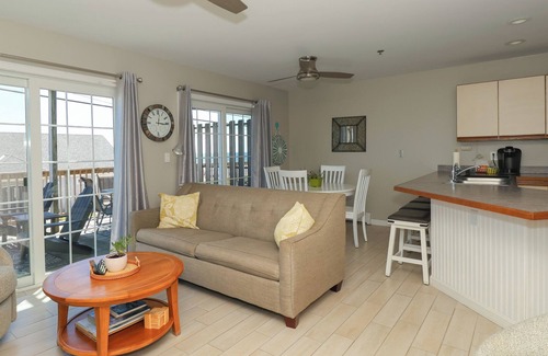 York Beach Condo | Ocean View Condo with Pool Near Long Sands Beach