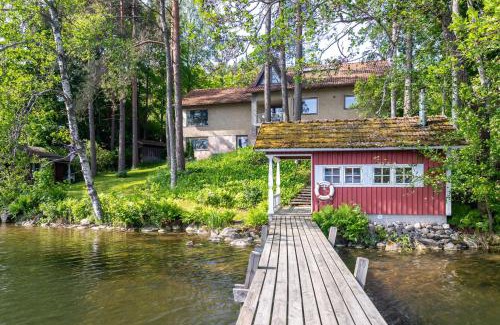 Lahti House | 50's Charm by the Lake with Sauna, Free Parking, 5 Bedrooms