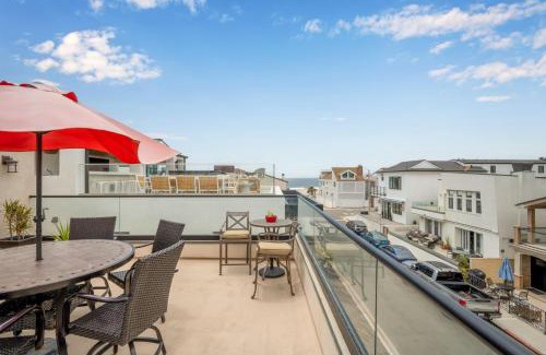 West Newport House | Steps to the Beach: Family-Friendly Getaway in Newport