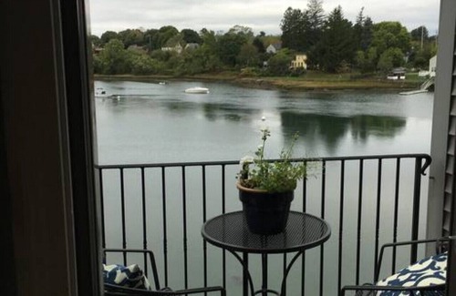 Portsmouth House | Ocean Bay View Townhouse with Fireplace and Family Amenities