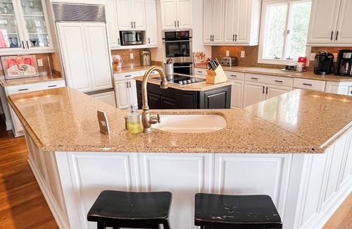 Lake Oconee House | Remarkable 2024 Lake House with Pool & Pontoon Boat Rental