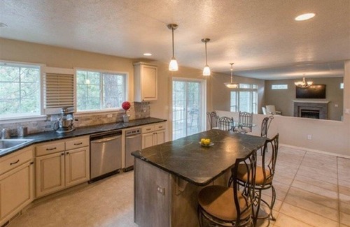 Spokane House | Experience a Spacious Retreat with Hot Tub & Lake View