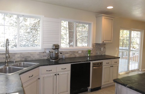 Spokane House | Experience a Spacious Retreat with Hot Tub & Lake View