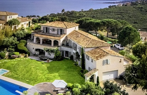 Plage de la Garonnette House | Beachside Retreat: Private Pool, Spa & Tennis Court Awaits